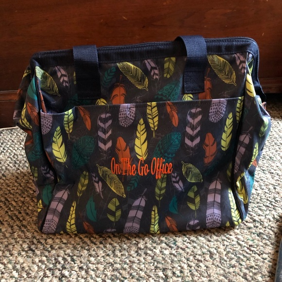 thirty-one Handbags - Thirty one get creative carry all bag!